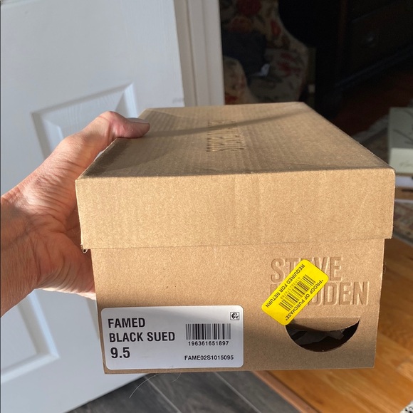 The Pointed Flat with Chain in Black - Picture 8 of 9